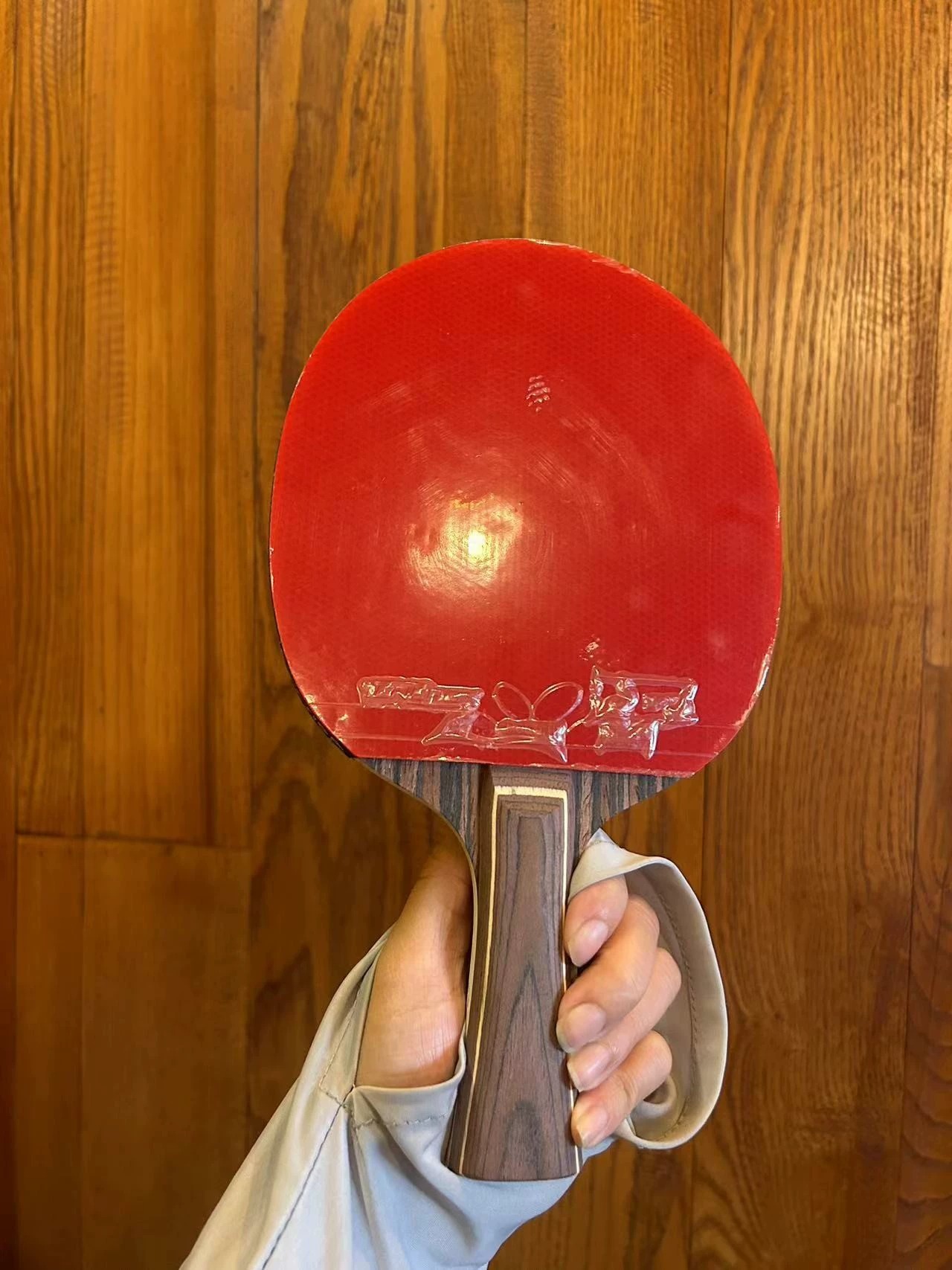 急出全新 领导送的原价1000多，现在低价转让，自己不喜欢玩，斯蒂卡黑檀七乒乓球拍高配，有原厂保护膜 红色蝴蝶大巴胶皮➕黑色省狂三蓝海绵胶皮 黑檀七纯木底板！ 